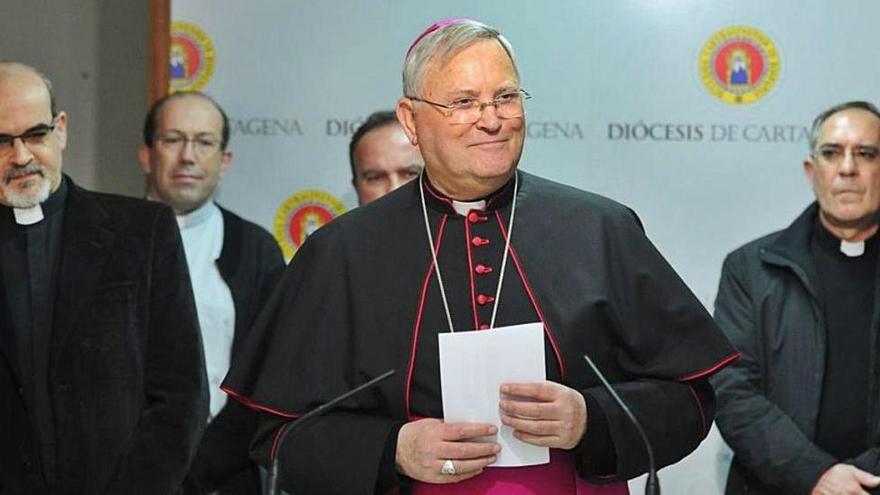 El bisbe de Cartagena va simular ser capellà per vacunar-se contra la COVID