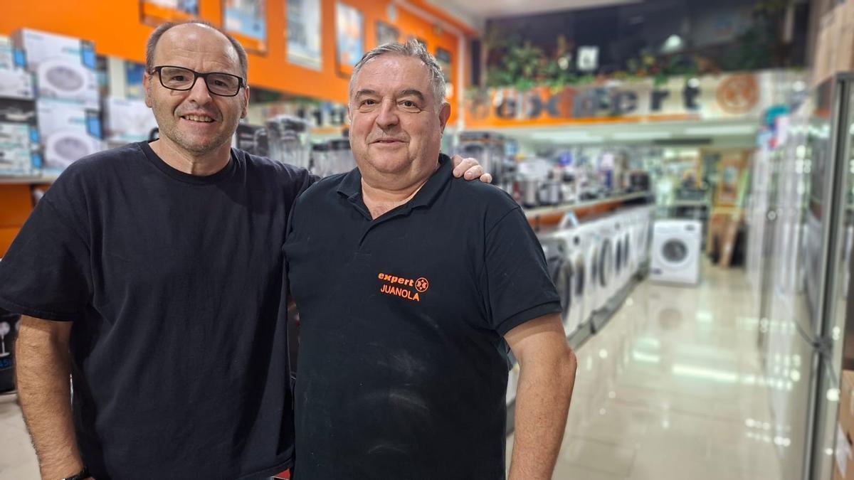 Francesc i Llorenç Juanola a la botiga del carrer Carrió de Manresa