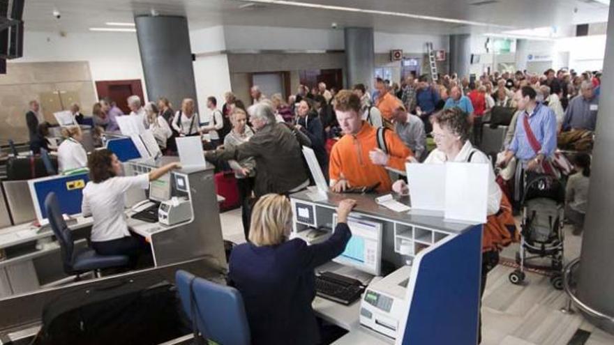 Imagen de turistas facturando en el aeropuerto insular. i FUSELLI