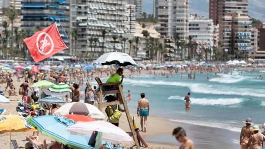 La bandera roja también se izó en parte de la playa de Poniente de Benidorm &amp;ndash;izquierda&amp;ndash; y en la del Altet de Elche.