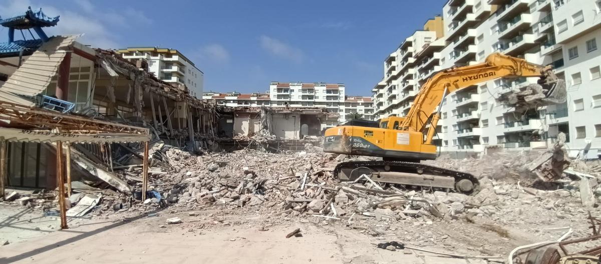 Imagen de la demolición de los locales comerciales en la urbanización Peñíscola Playa.