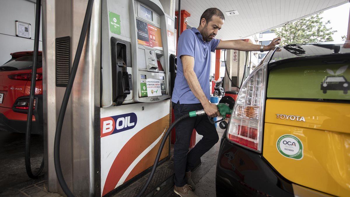 Un hombre reposta gasolina en una estación de servicio de la calle de Bac de Roda, en Barcelona