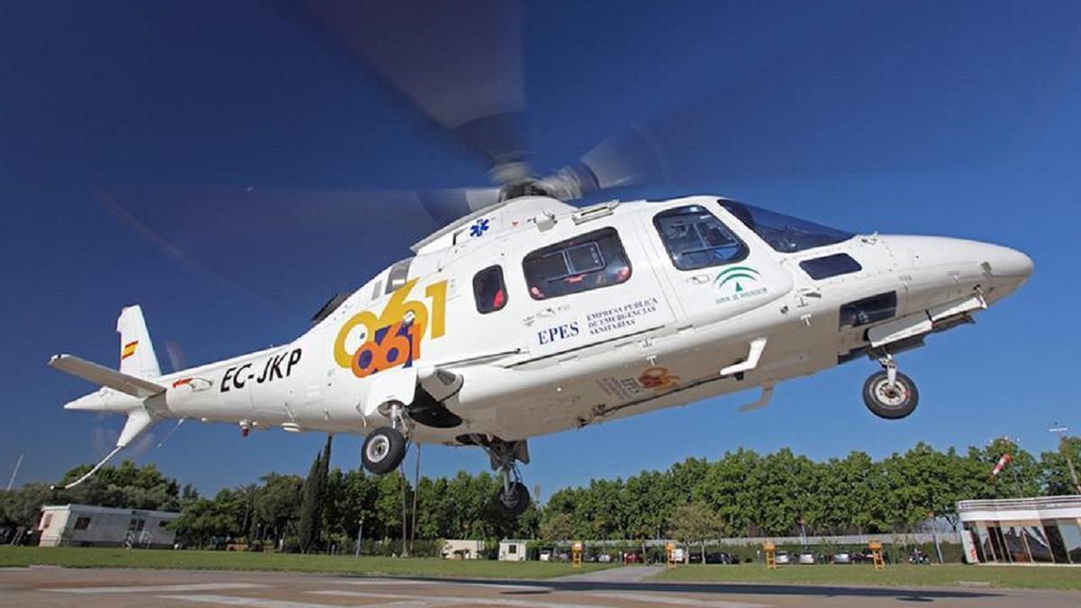 La mujer herida grave ha sido trasladada en helicóptero al hospital.