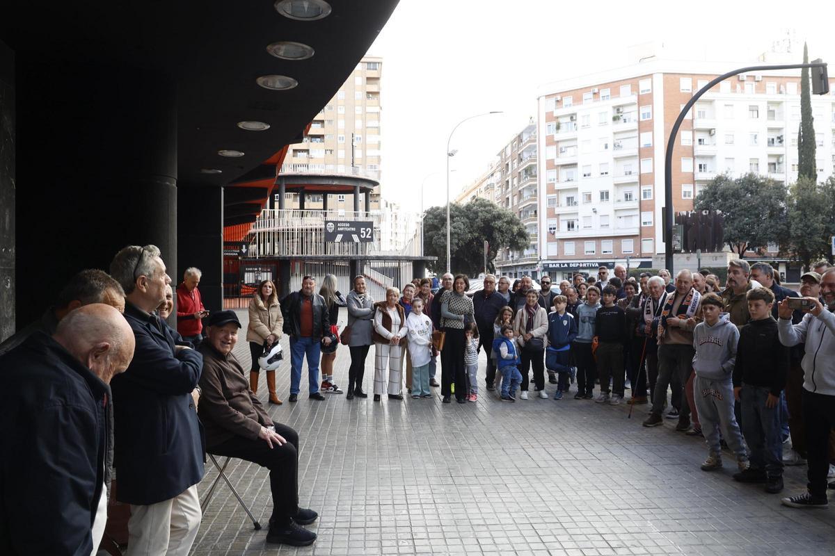 Aficonados valencianistas reunidos en la tradicional Traca de Forment