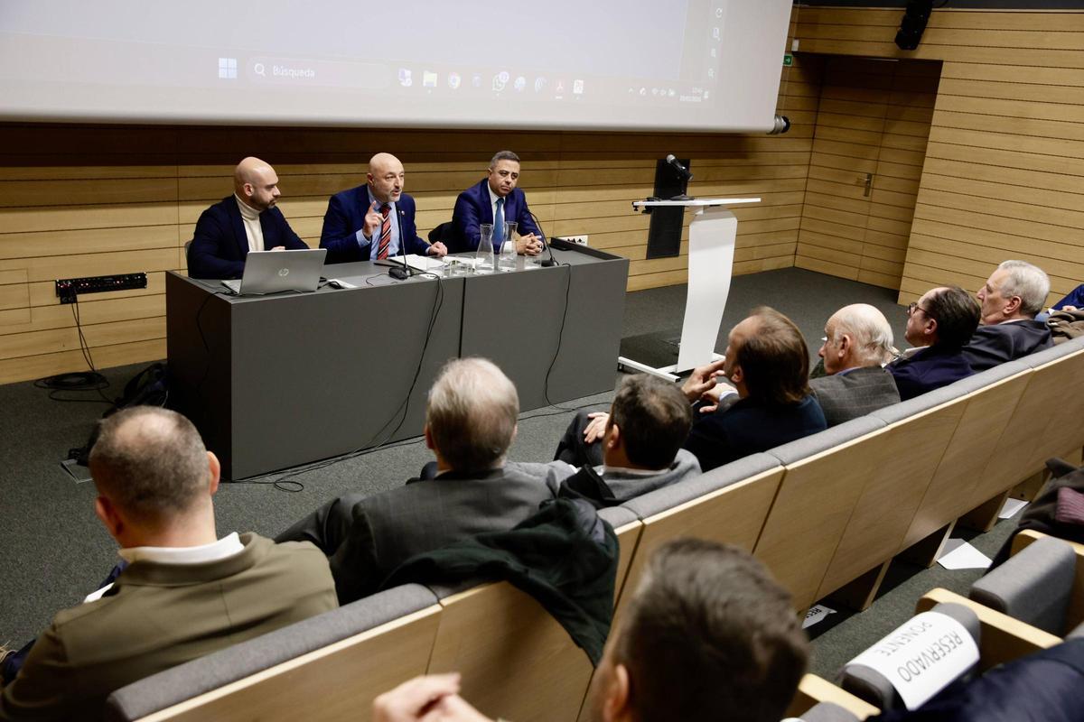 Por la izquierda, Jesús Martínez Salvador, Guzmán Pendas y el moderador Javier Nogales, ayer, en la Escuela de Comercio en las jornadas sobre la situación de la vivienda.