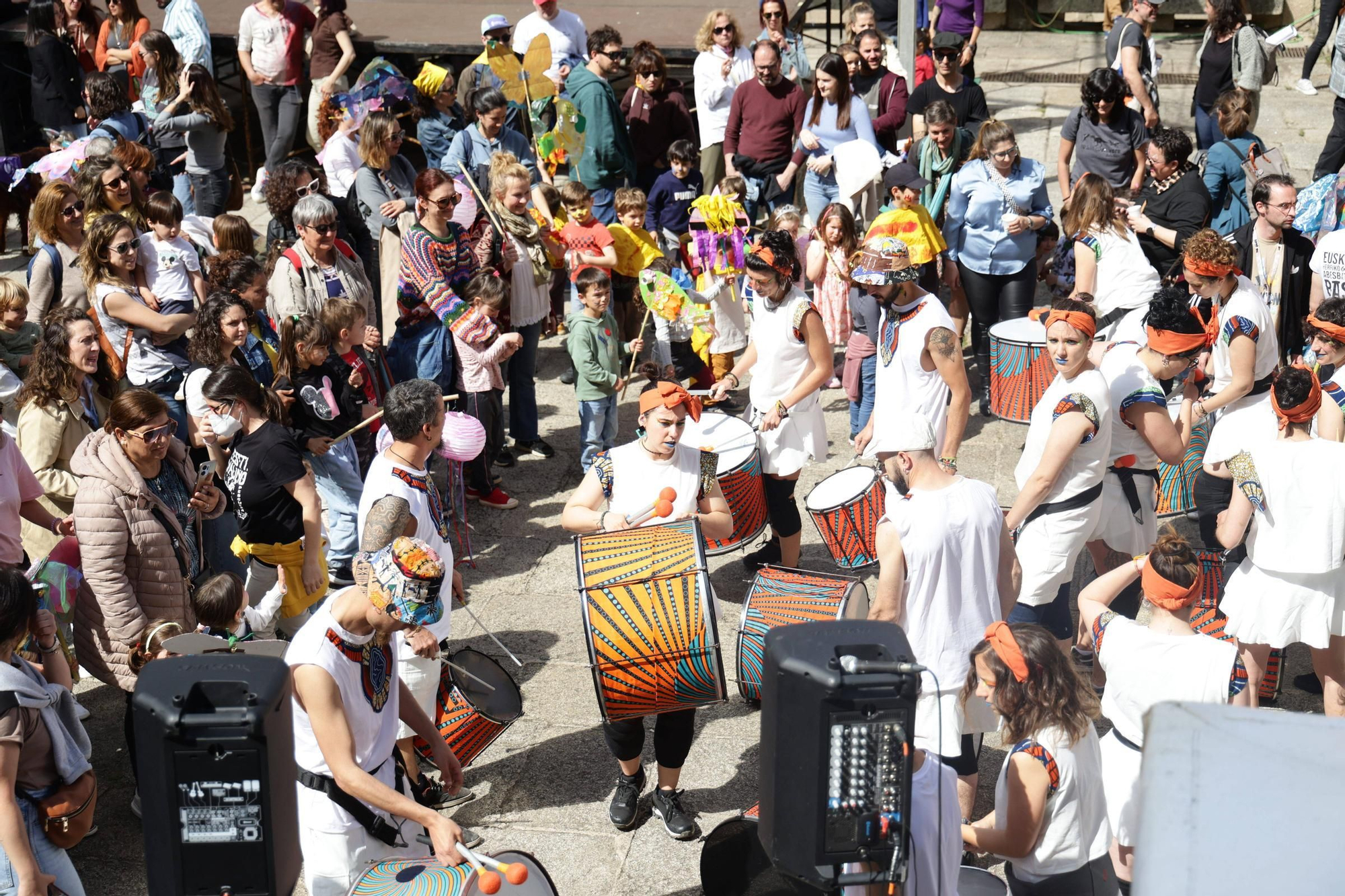 Las imágenes de este domingo de Womad en Cáceres: el pasacalles pone el broche final