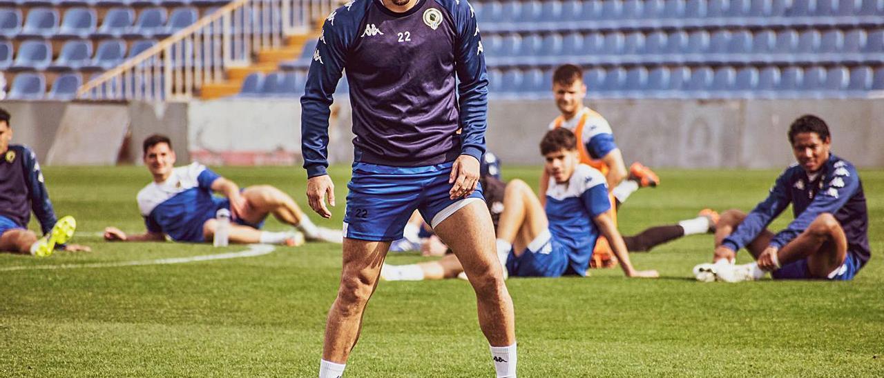 El delantero Toro Acuña en el entrenamiento de ayer.