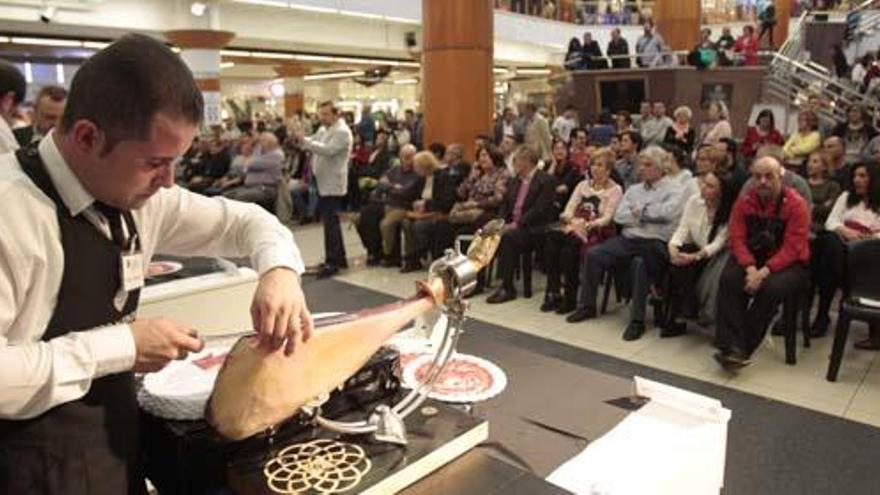 Artistas del cuchillo buscan el corte perfecto de jamón