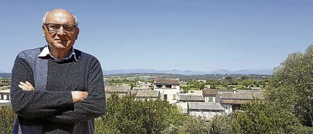 El profesor emérito de la UIB, Joan Miralles, ayer en la terraza de su casa de Montuïri.