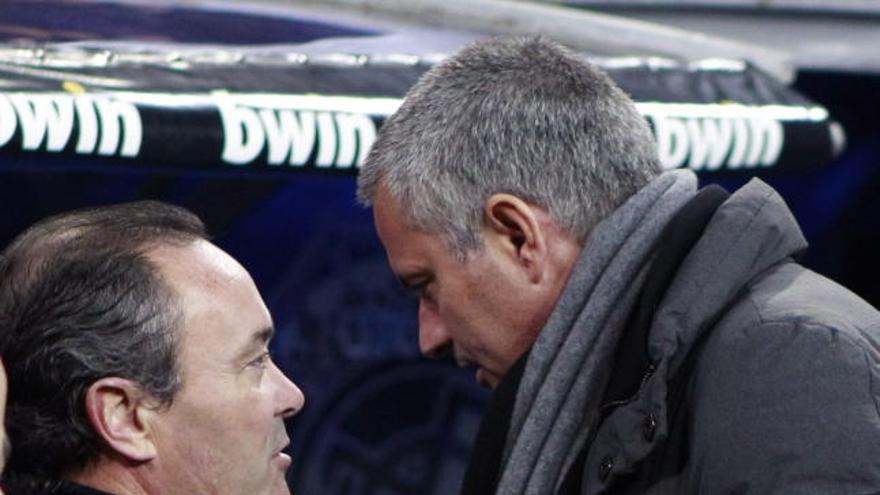 Juan Ignacio Martínez le da la mano a José Mourinho antes del partido.