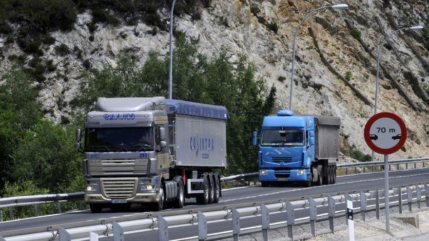 Dos camiones circulando por la autopista del Huerna.