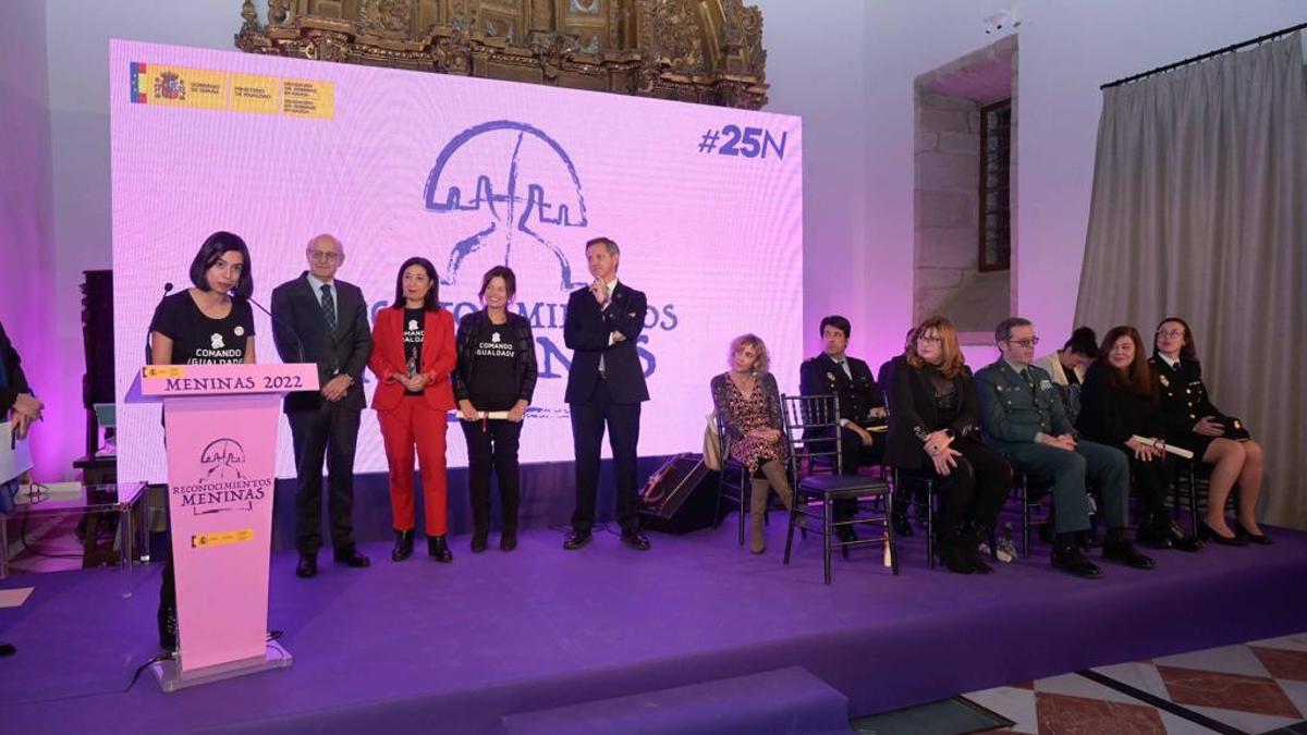 El delegado del Gobierno, José Miñones, y el Fiscal Superior de Galicia, Fernando Suanzes, entregaron al Comando Igualdade del IES Alexandre Bóveda de Vigo el premio Meninas 2022.