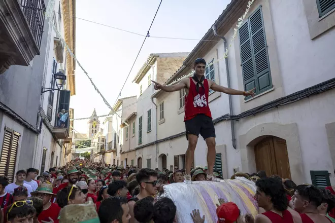 Schlacht mit Stroh und Wasser auf Mallorca: So war es beim Fest "Embala't" 2024 in Sencelles