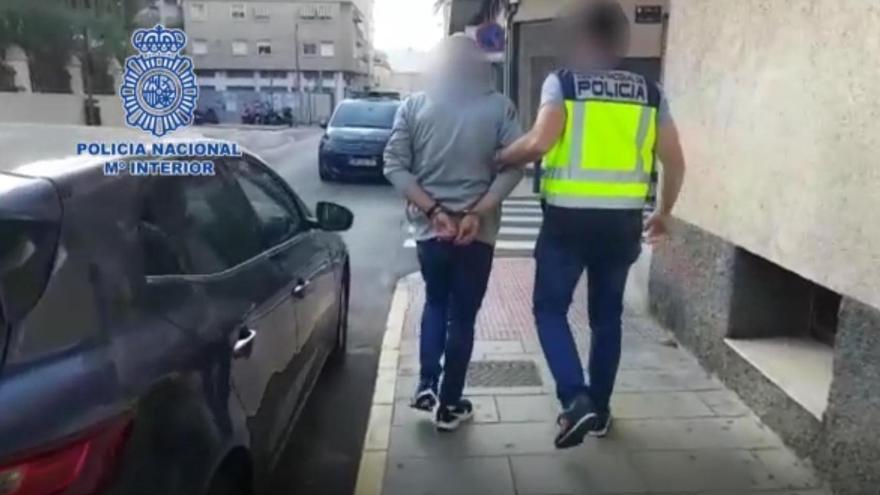 Juzgan en Alicante a un hombre por amenazar con un hacha y violar a su exempleada de hogar