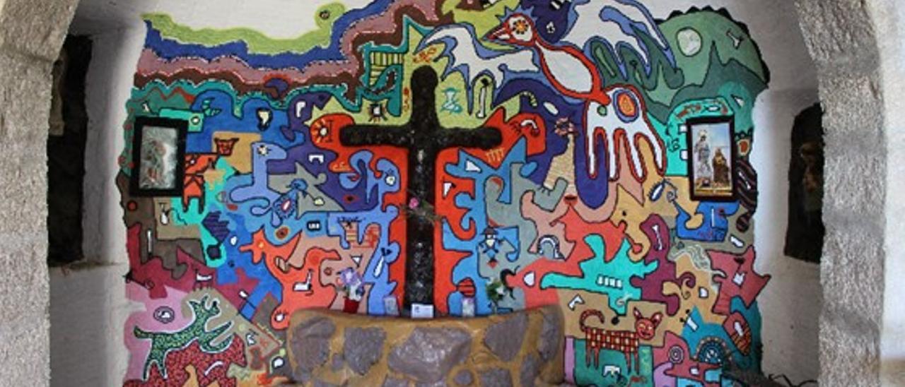 Acción realizada por el artista Jesús Cees en la ermita de Sant Cristòfol de Alcoy.