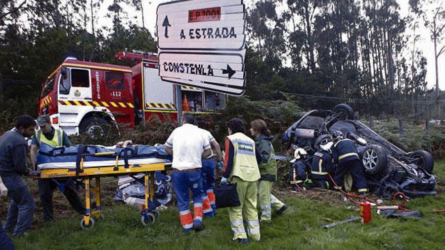 Momento en el que evacúan al copiloto mientras se intenta sacar del vehículo accidentado al conductor.  // Bernabé/Luismy