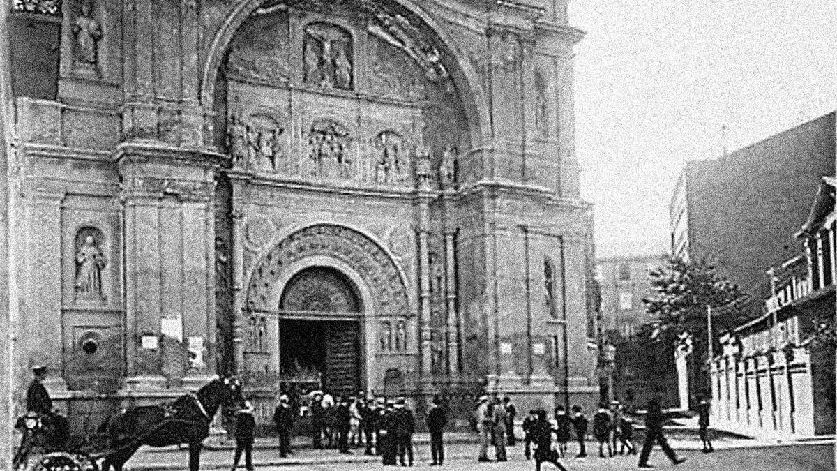 En la plaza de Santa Engracia, imagen centrada en la portada plateresca del desaparecido real monasterio jerónimo integrada en la iglesia parroquial homónima en 1910