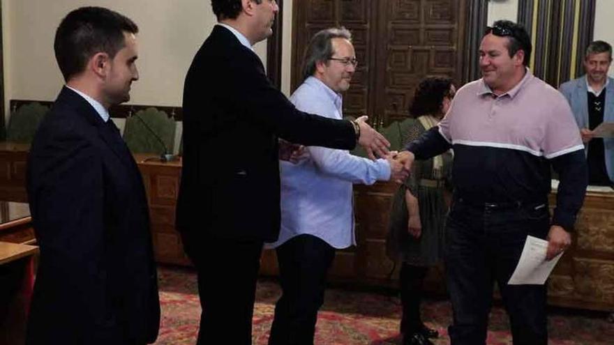 Guarido y Castro entregan los diplomas a los alumnos de los programas de formación