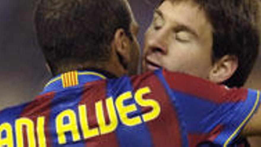 Alves y Messi celebran el gol del argentino en Valladolid.