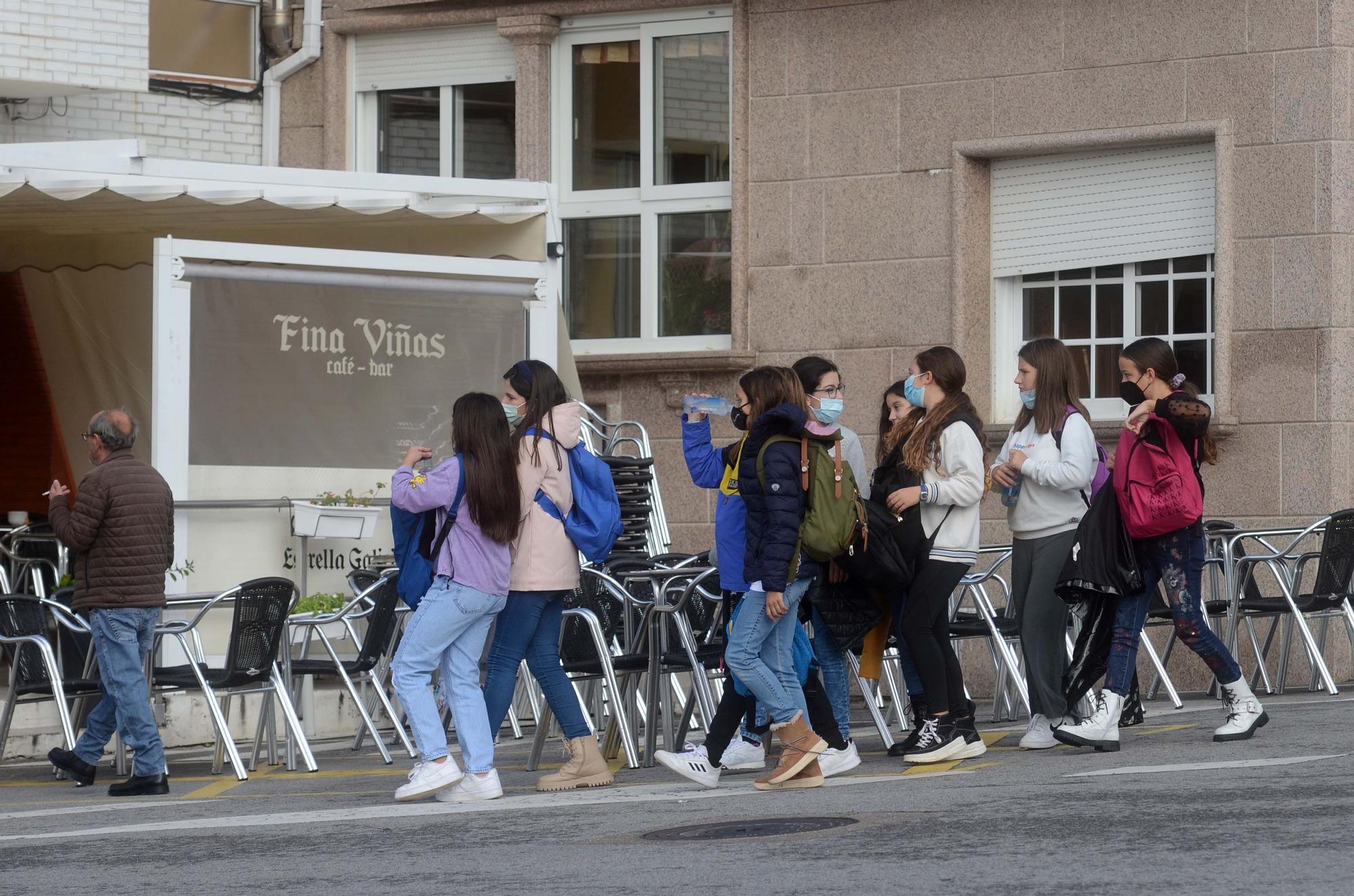 Los niños de A Illa mantienen vivo el "Día de Pedir"