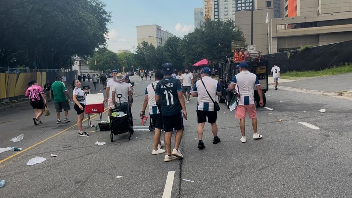Los alrededores del estadio Bank of América de Charlotte, donde se dan cita vendedores callejeros.