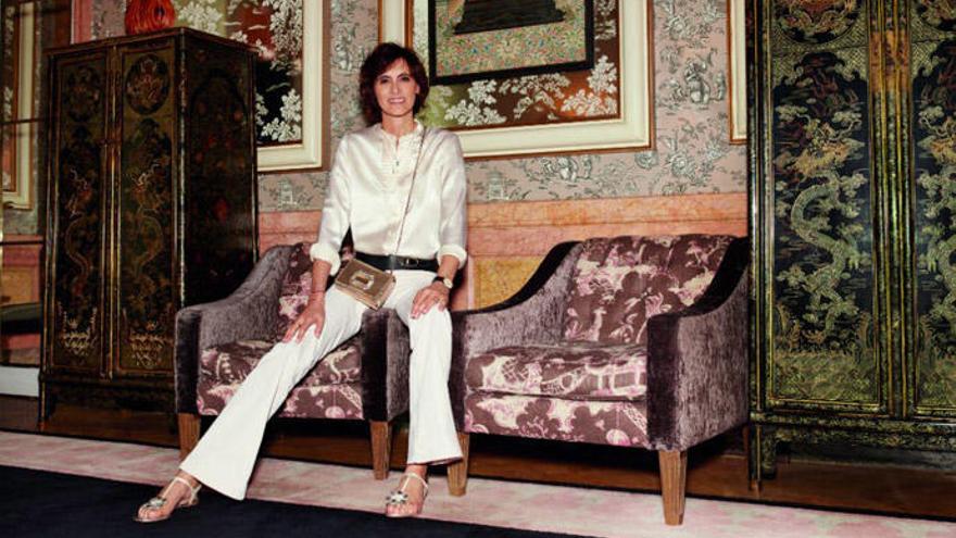 Inès de la Fressange posa con complementos de Roger Vivier en el Hotel Sant Mauro de Madrid