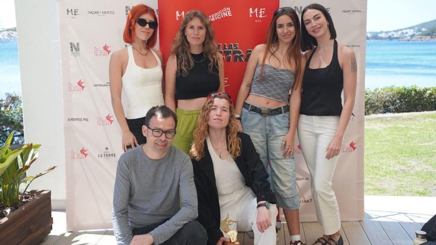 Miembros del equipo de ‘Un sol radiant’ ayer por la mañana en el hotel Me Ibiza. | CINTIA SARRÍA