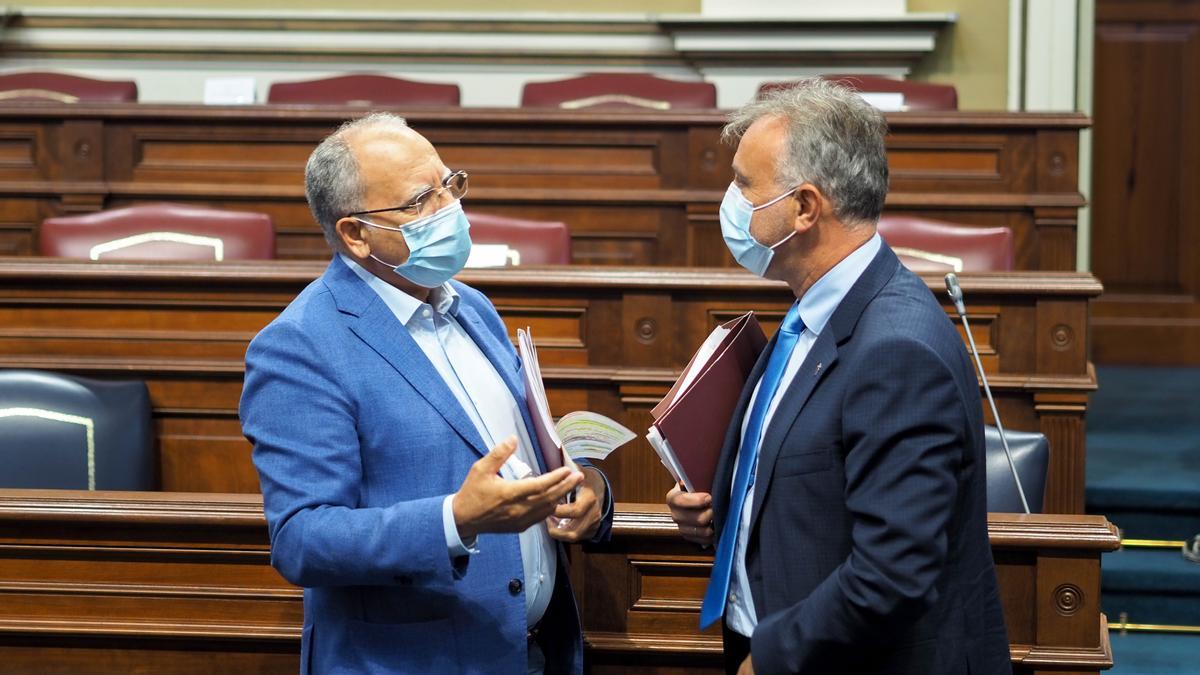 Torres y Curbelo dialogan en el Parlamento de Canarias.