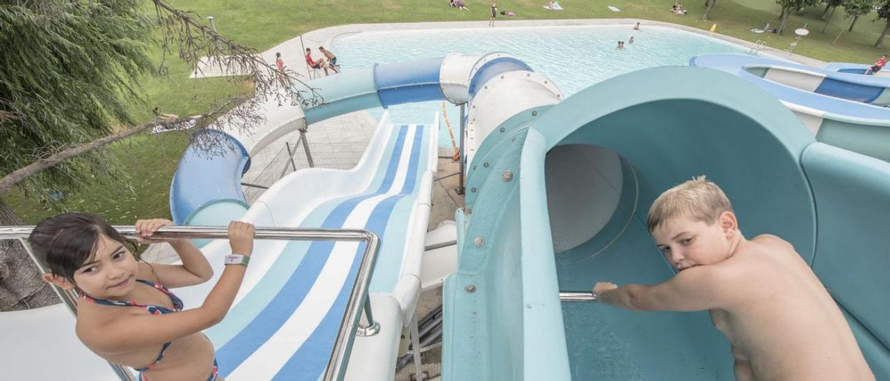 Infants a punt de llançar-se pels tobogans de la piscina de Berga Resort | OSCAR BAYONA