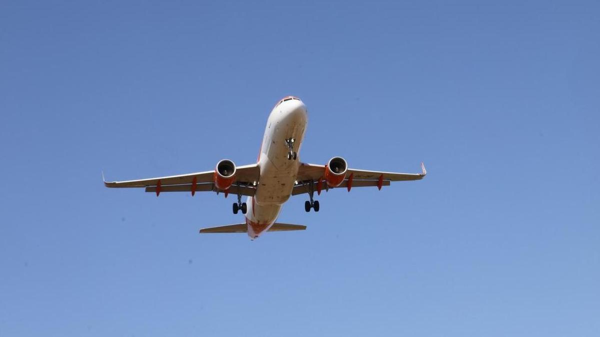 Symbolfoto eines Flugzeugs über Mallorca