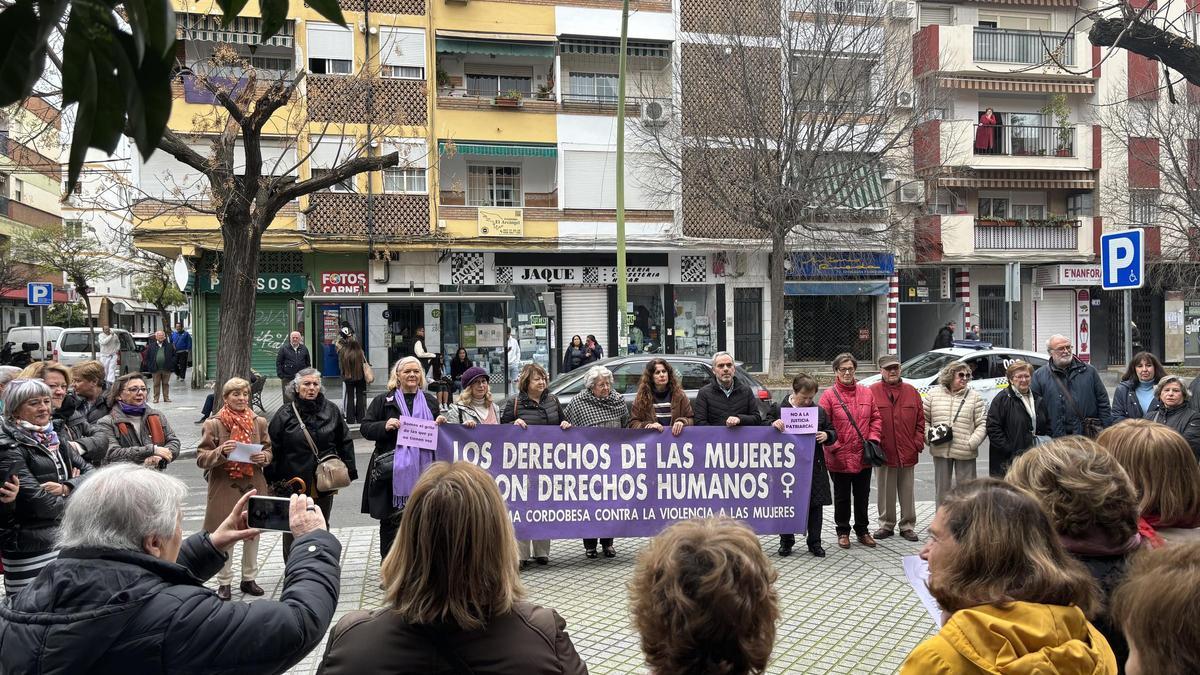 Acto feminista en Valdeolleros, contra el patriarcado y para visibilizar el sufrimiento de la mujer.