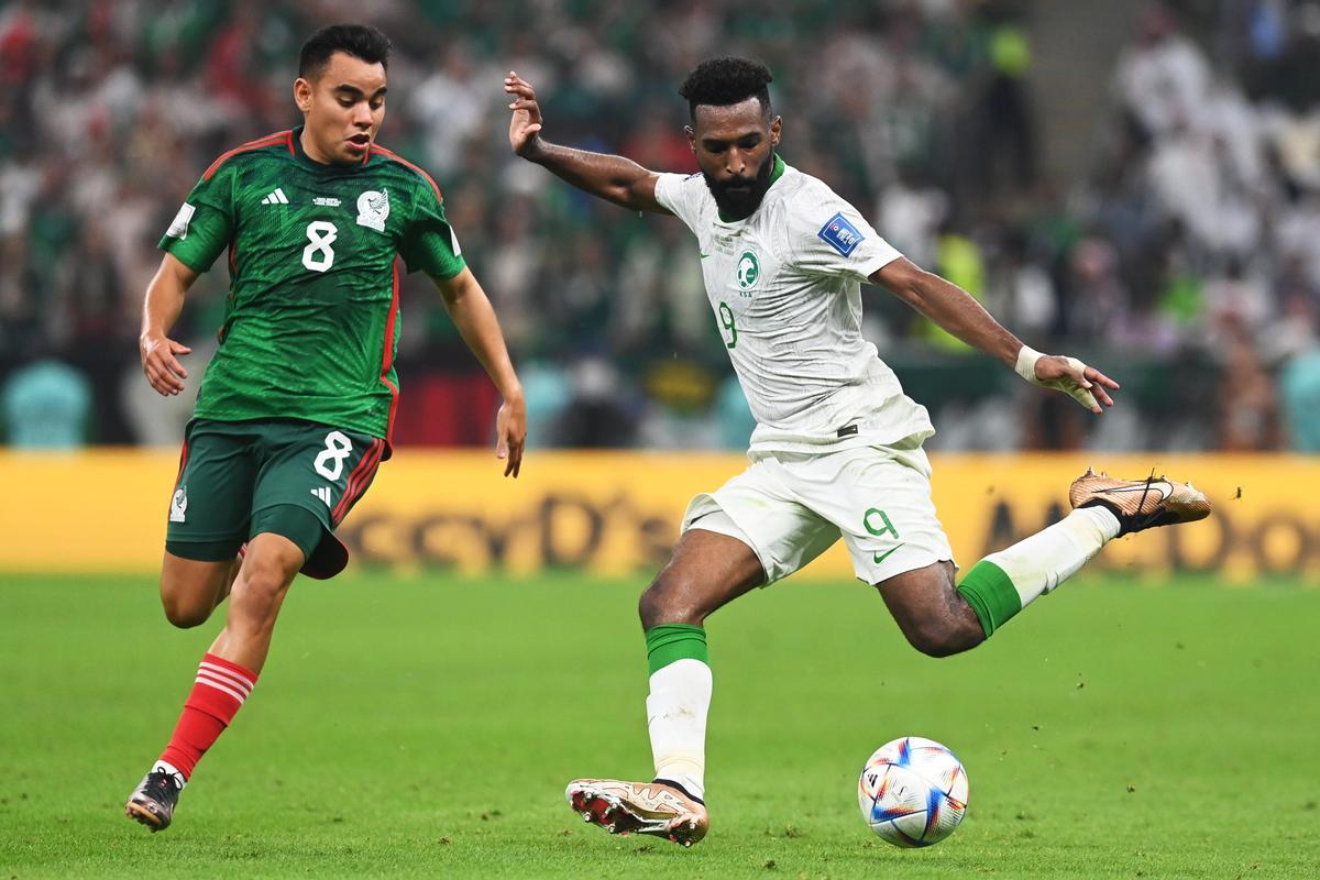 Lusail (Qatar), 30/11/2022.- Firas Al-Buraikan of Saudi Arabia (R) in action against Carlos Rodriguez of Mexico during the FIFA World Cup 2022 group C soccer match between Saudi Arabia and Mexico at Lusail Stadium in Lusail, Qatar, 30 November 2022. (Mundial de Fútbol, Arabia Saudita, Estados Unidos, Catar) EFE/EPA/Neil Hall