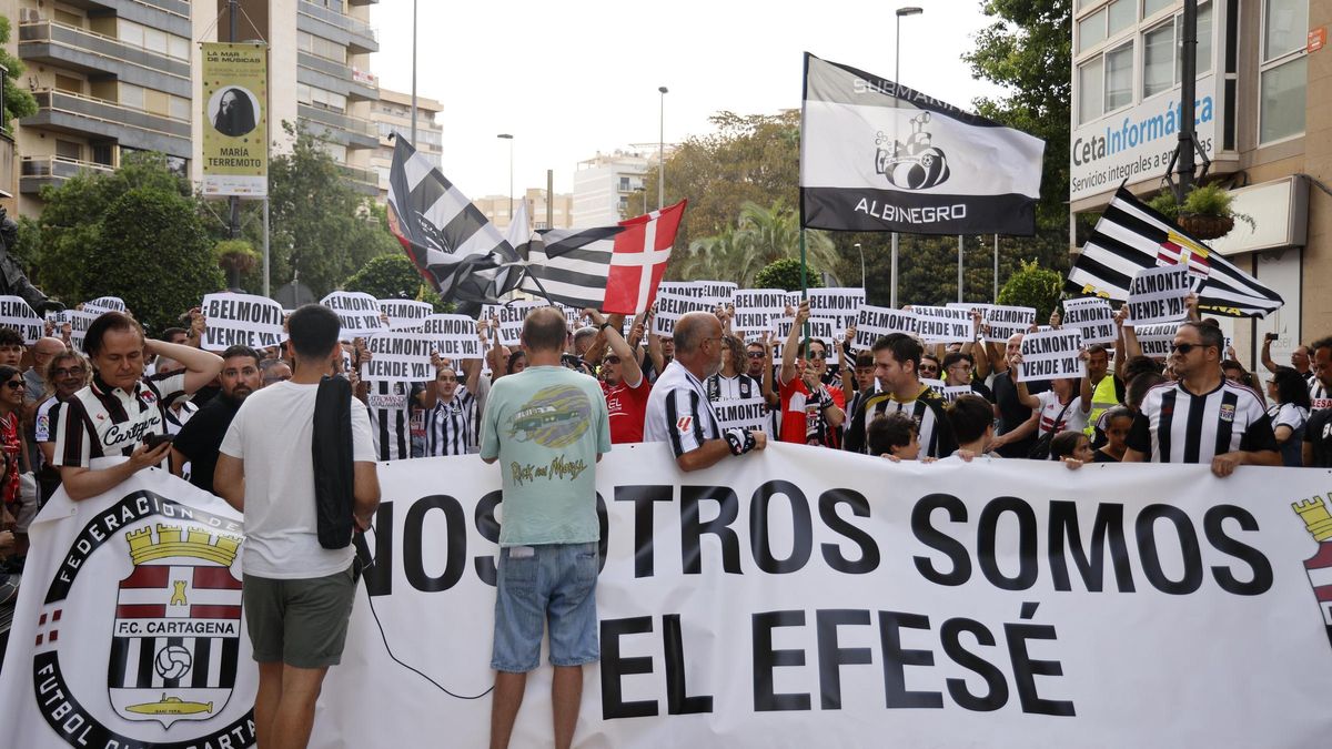 Cientos de aficionados albinegros agitan banderas y sostienen pancartas en contra de la directiva del FC Cartagena