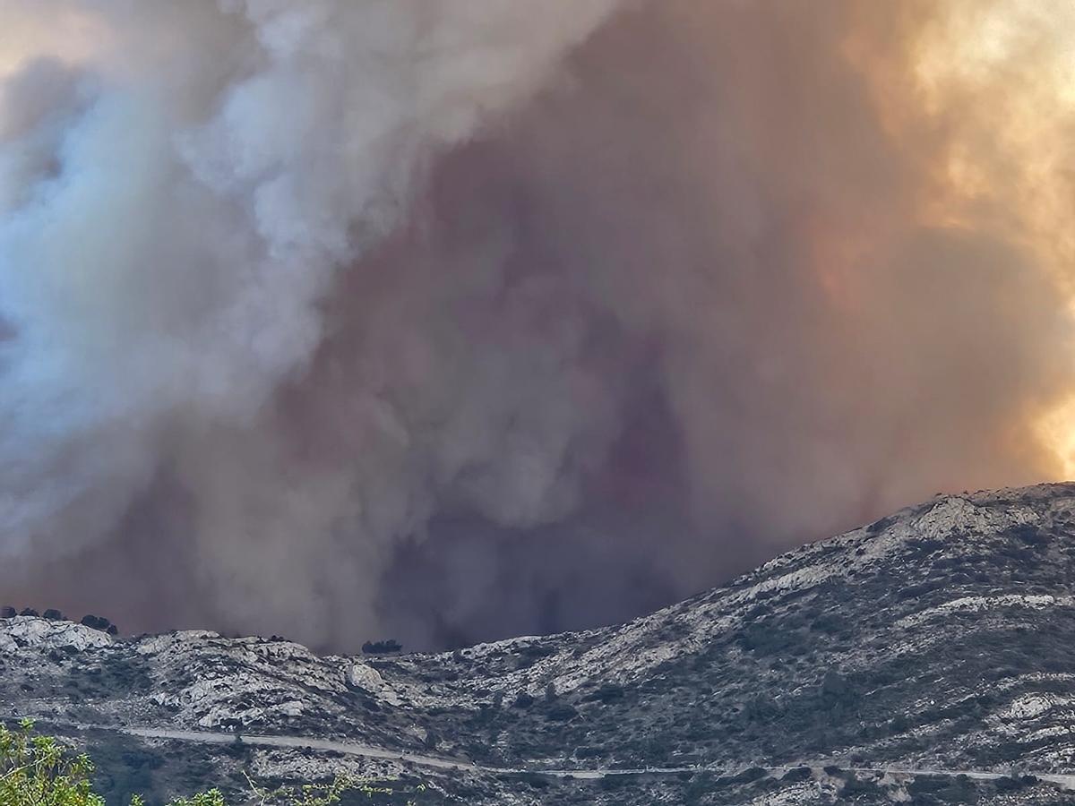 Las imágenes del incendio forestal declarado en Tàrbena