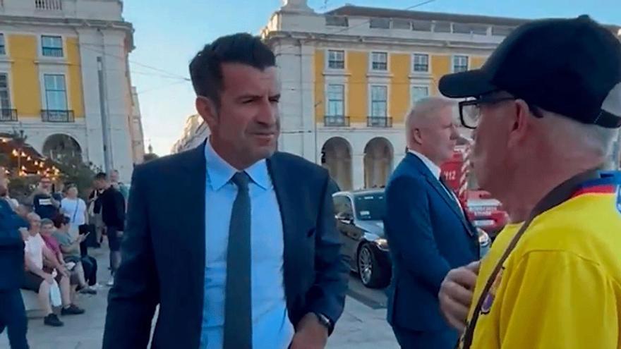 ¡Figo se encara con un aficionado del Barça en Lisboa tocándose los genitales!