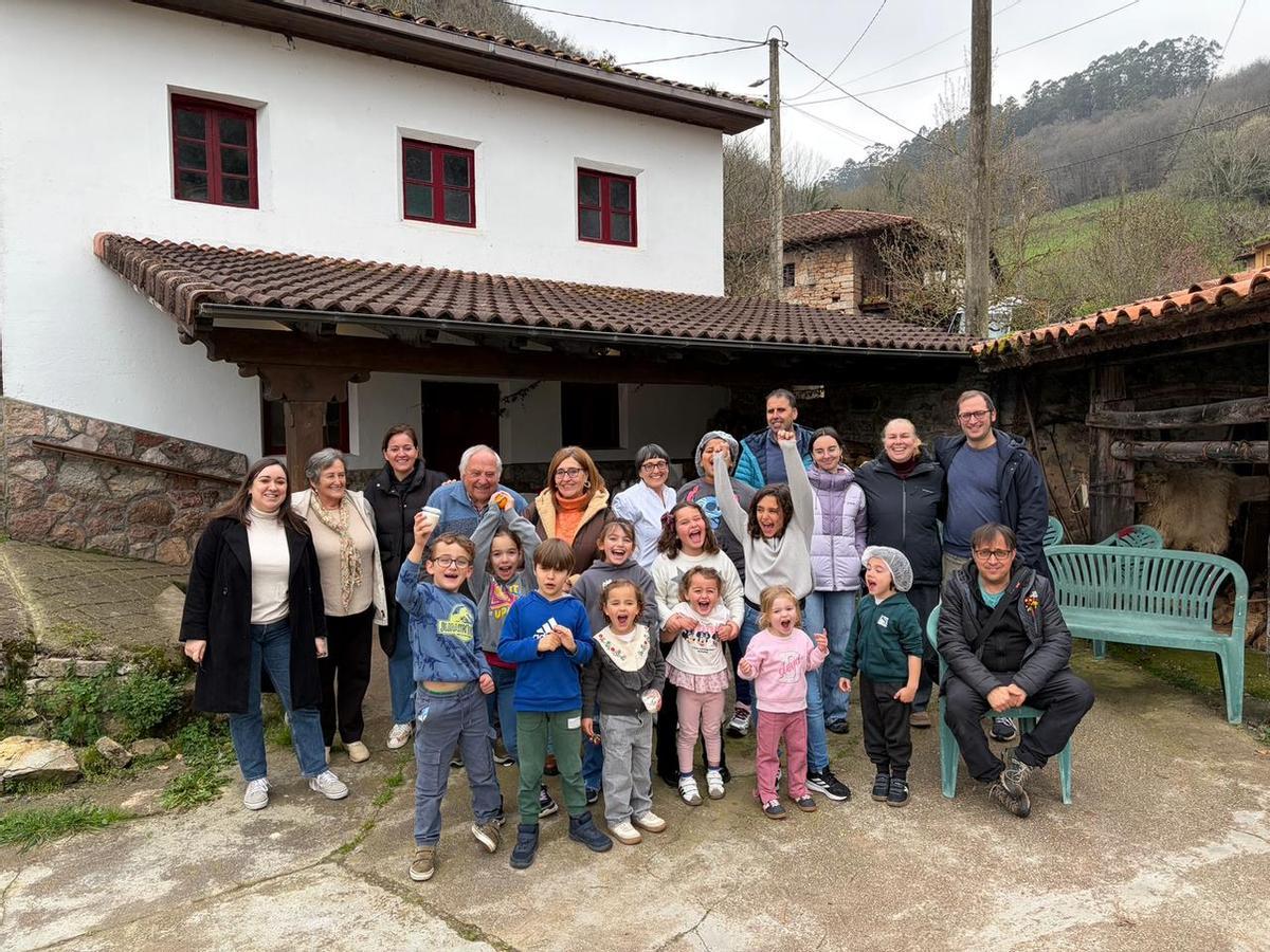 Escolares, docentes y miembros de la familia de Ca Sancho, en Ambás.