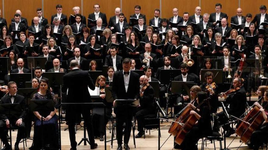 La orquesta Oviedo Filarmonía y el Coro de la Fundación Princesa de Asturias con los solistas y el maestro Marzio Conti, ayer, en el Auditorio.