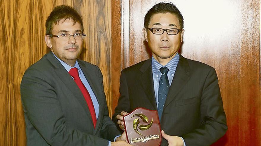 El presidente del Puerto, Luis Ibarra, entrega una metopa al embajador de Japón en España, Kazuhiko Koshikawa.