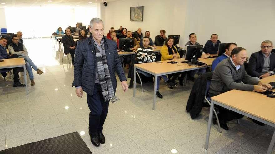 Luis Taboada se dirige a la presidencia en la sesión constituyente, ayer, en Lalín. // Bernabé/Javier Lalín