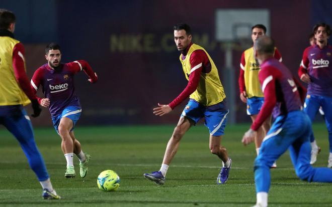 ¡Alegría y buen rollo en el primer entrenamiento al completo con Xavi!