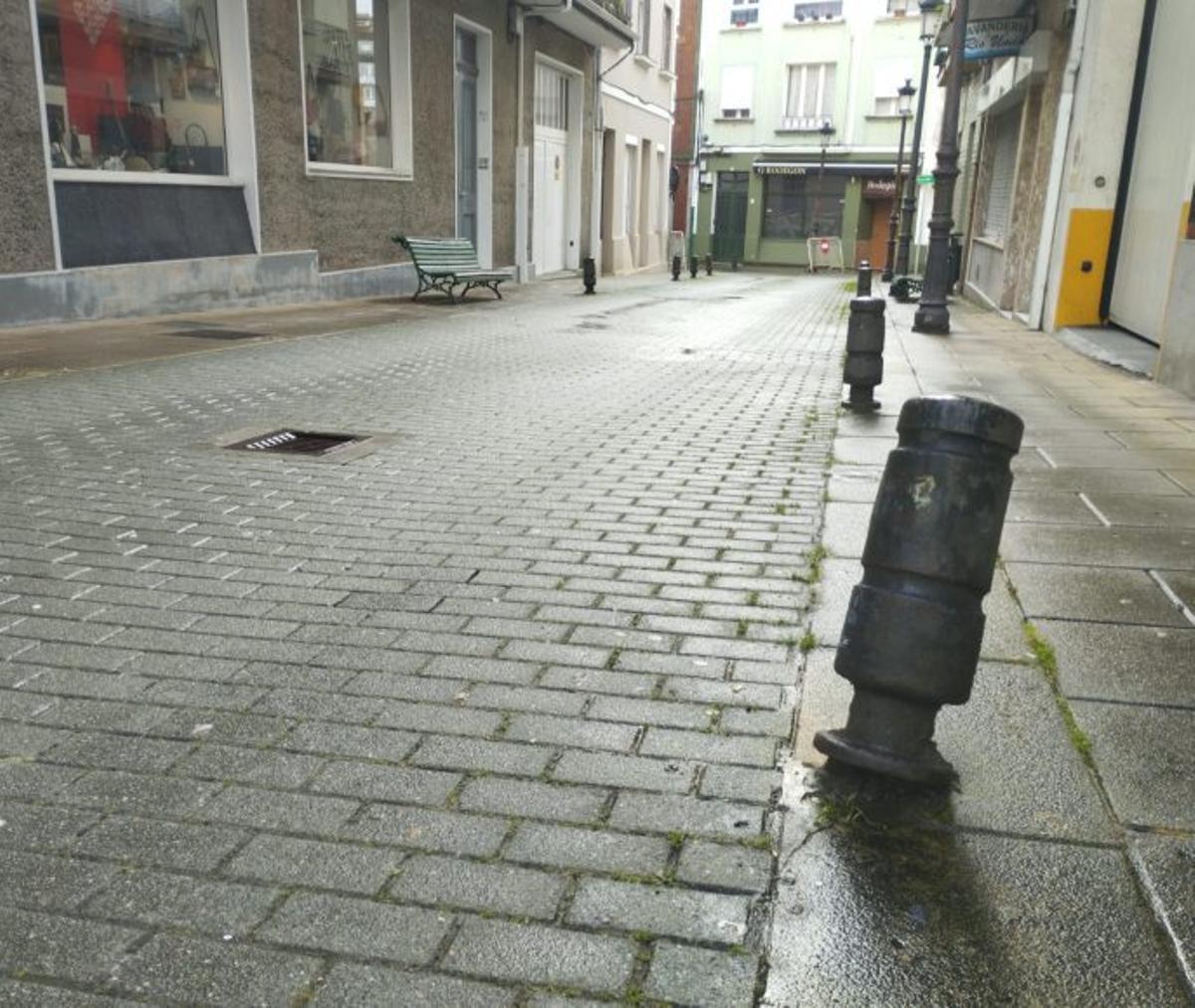 Acceso a la calle, donde faltan varios bolardos.