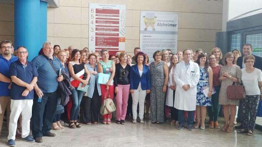 Decenas de personas conmemoraron ayer el Día Mundial del Alzheimer en el hospital alcireño.