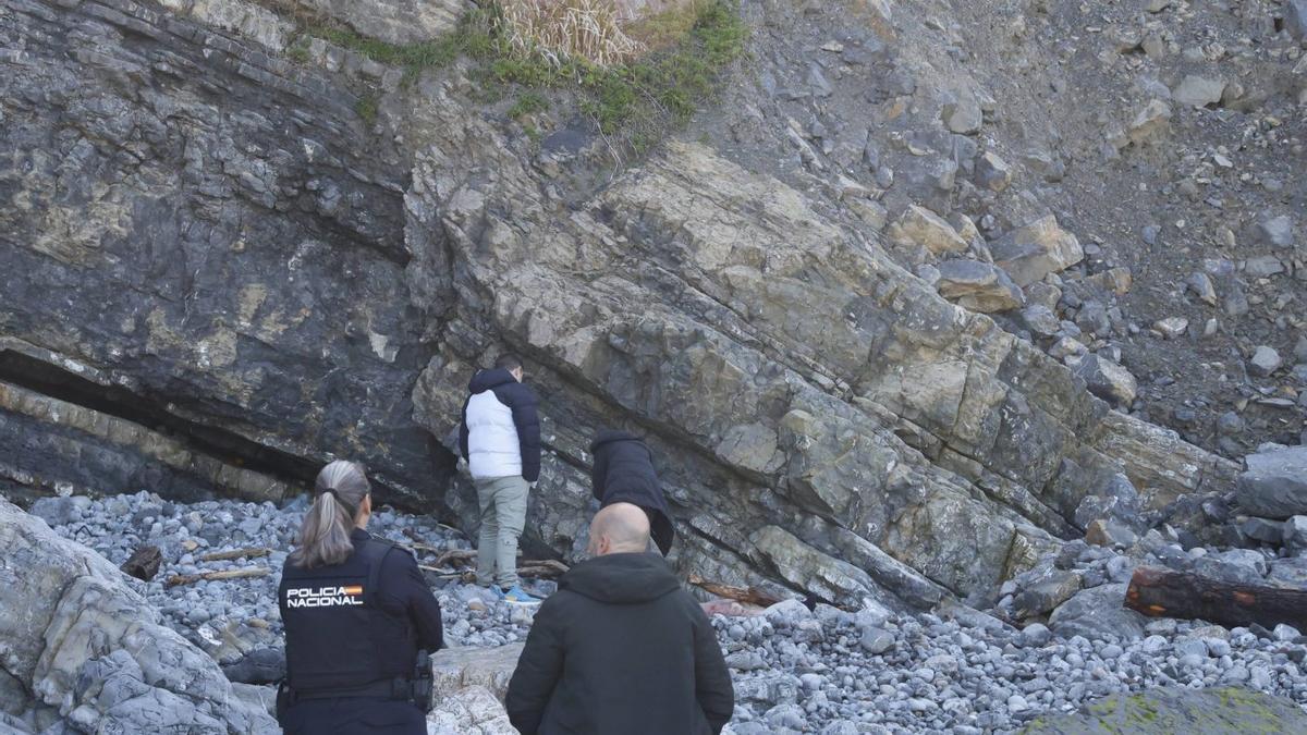 VÍDEO: Investigan la muerte de un hombre en Gijón que apareció en la playa de Peñarrubia