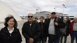 Los cruceristas del último megayate de lujo que ha pisado Avilés, sin miedo al hantavirus: "No es algo que nos preocupe, solo tenemos ganas de conocer la ciudad"