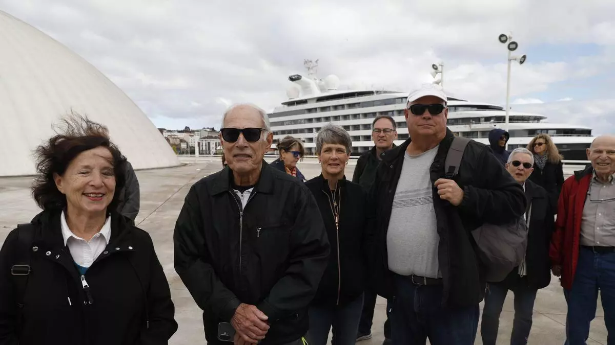 Los cruceristas del último megayate de lujo que ha pisado Avilés, sin miedo al hantavirus: "No es algo que nos preocupe, solo tenemos ganas de conocer la ciudad"