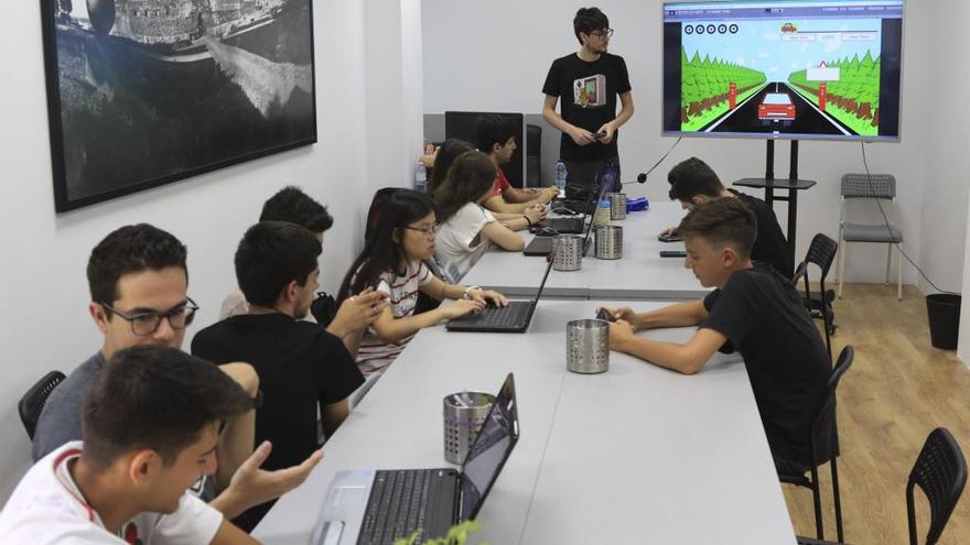 Los alumnos del taller ultiman los detalles de los videojuegos que han creado.