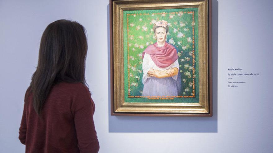 Fausto Velázquez reinterpreta a Frida Kahlo en una muestra de la Fundación Unicaja