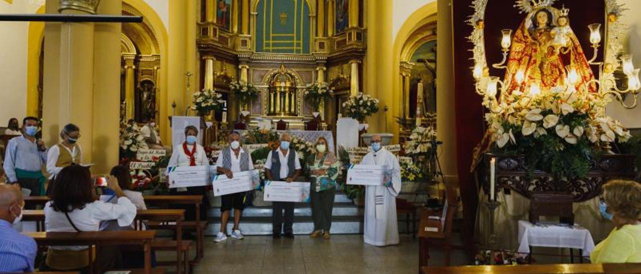 Ofrenda ayer a la virgen del Socorro en Tejeda. | |