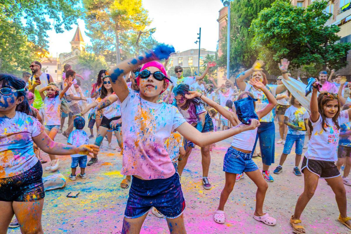 La festa Holi omple de colors els Jardins del Casino de Manresa La festa Holi omple de colors els Jardins del Casino de Manresa