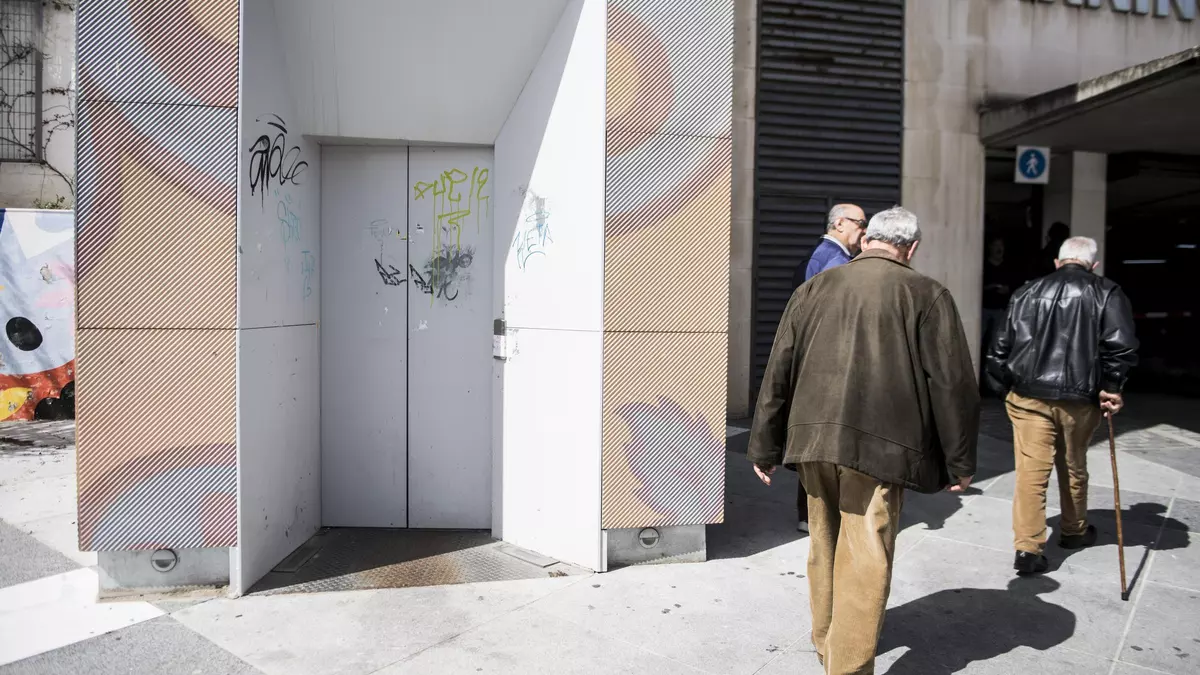 Rescatados tras quedarse atrapados en el ascensor de Obispo Galarza de Cáceres